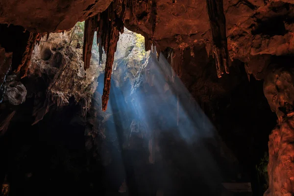 Caverna e sol na Tailândia — Fotografia de Stock