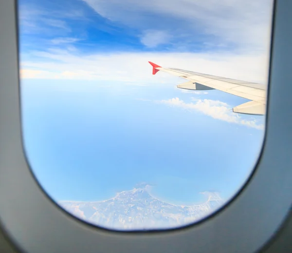 Vista a través de ventana del avión — Foto de Stock