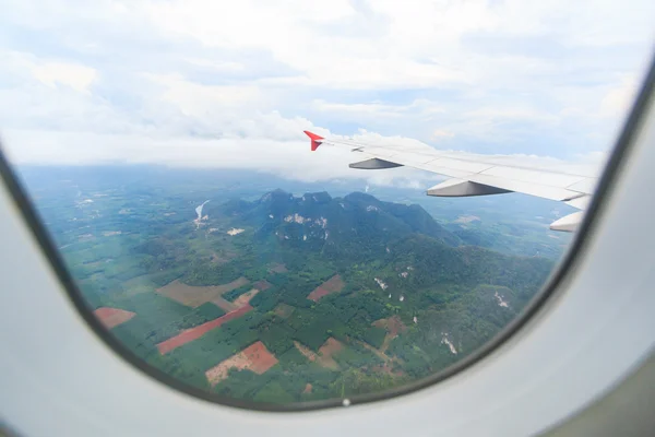 Blick durch Flugzeugfenster — Stockfoto