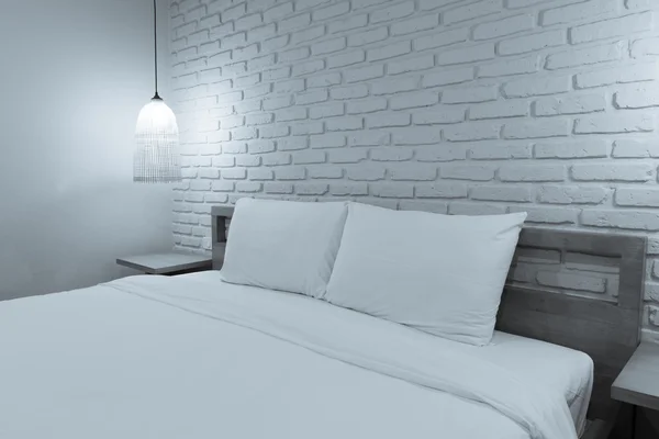 Bed in hotel room — Stock Photo, Image