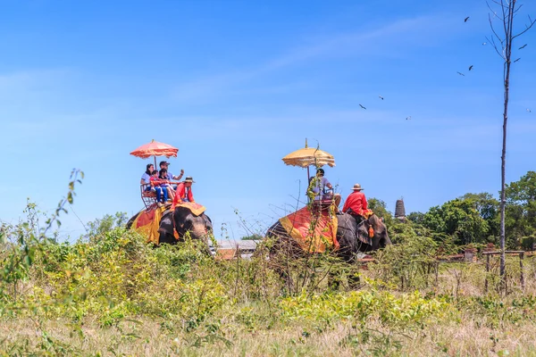 Toeristen op een olifant rijden tour — Stockfoto