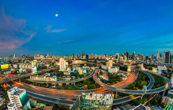 Ciudad de Bangkok Paisaje urbano al atardecer — Foto de Stock