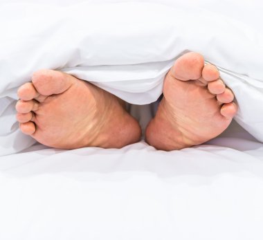 ayak örtüsü altında