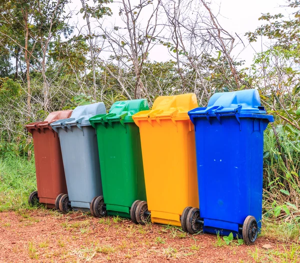 Recipientes de reciclaje de basura —  Fotos de Stock