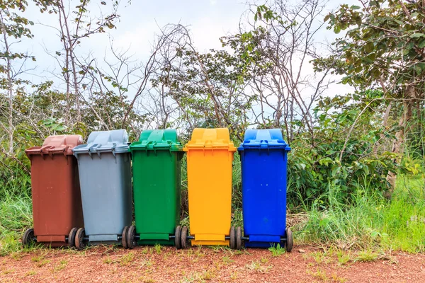 Recipientes de reciclaje de basura —  Fotos de Stock