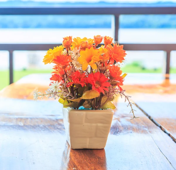 Flores decorativas em vaso — Fotografia de Stock