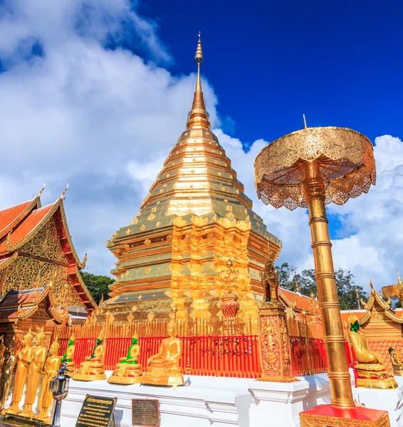 Золотая пагода ват Пхра Та Дой Сутхеп — стоковое фото