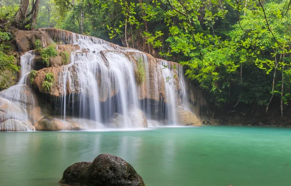 Cachoeira erawan em kanchanaburi — Fotografia de Stock