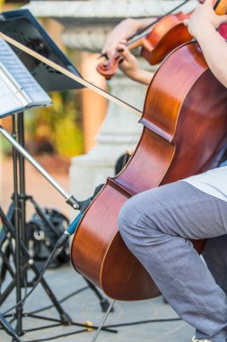 Viyolonsel müzik çalma