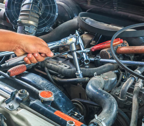 Mannelijke monteur werkt met motor — Stockfoto