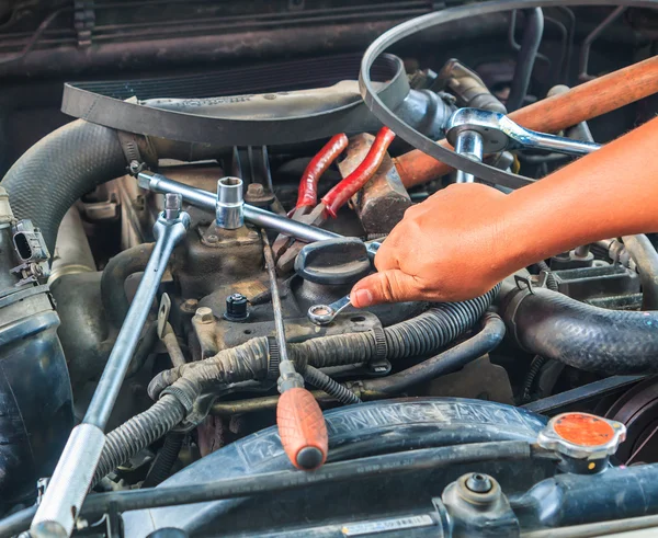 Mannelijke monteur werkt met motor — Stockfoto