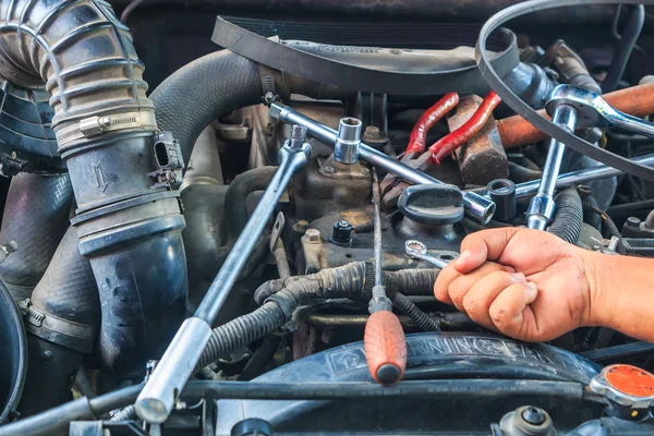 Mecánico masculino trabajando con motor — Foto de Stock