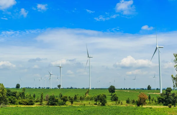 Vindkraftverk över himlen — Stockfoto