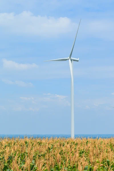 Turbin wiatrowych nad niebo — Zdjęcie stockowe