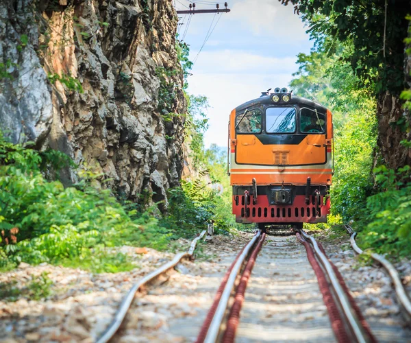 Tren por ferrocarril en kanjanaburi — Foto de Stock