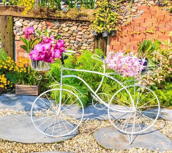 Bloemen op decor fiets — Stockfoto