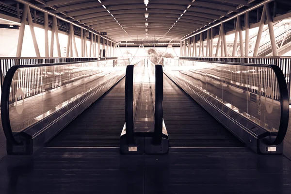 Vacío aeropuerto Escaleras mecánicas — Foto de Stock