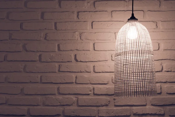 Бетонная стена с лампой — стоковое фото