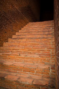 Kırmızı tuğla merdiven