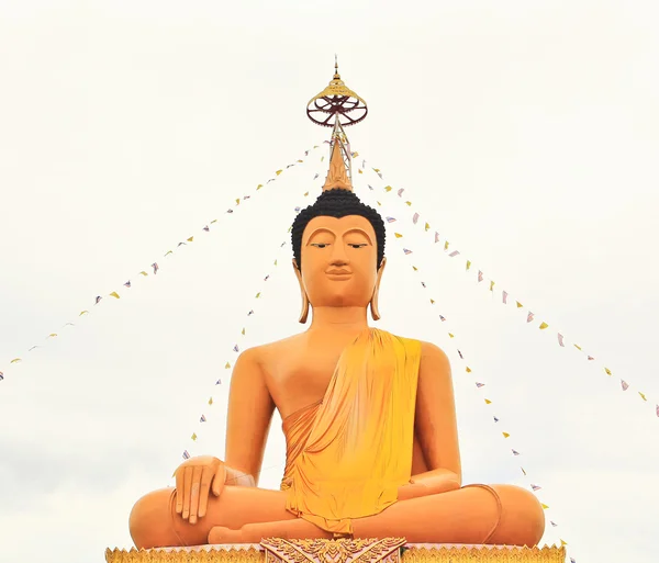 Gyllen Buddha-statue – stockfoto