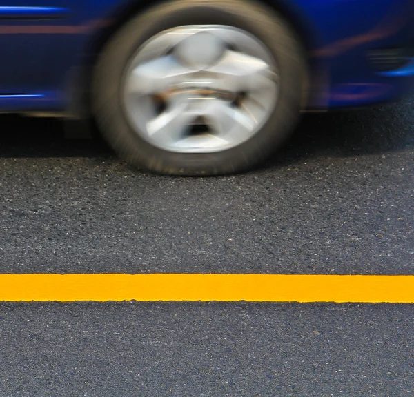 Gelbe Linie auf der Straße — Stockfoto