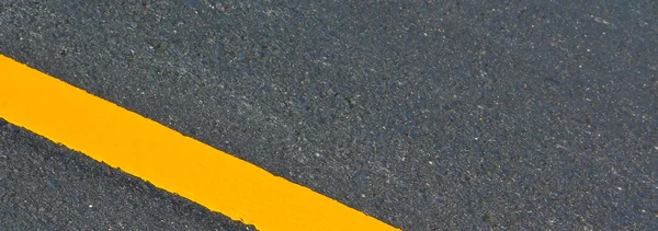 Linha amarela na estrada — Fotografia de Stock