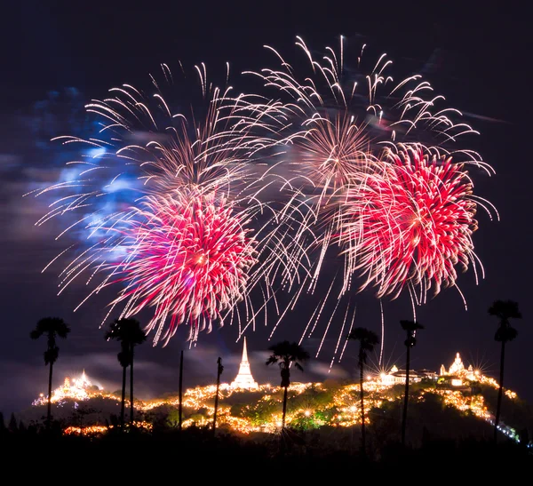 Fuegos artificiales de vacaciones en el cielo — Foto de Stock