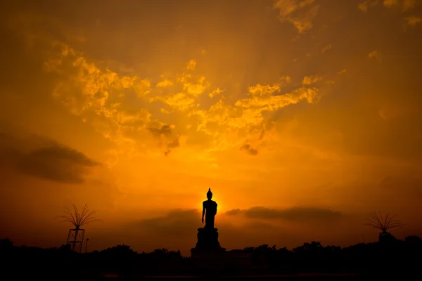 Buddha socha silueta nad západem slunce — Stock fotografie