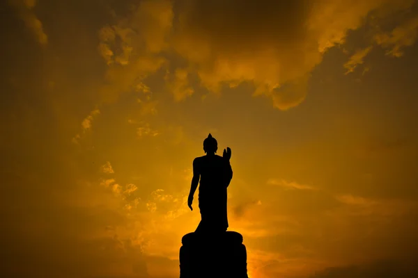 Силуэт статуи Будды над закатом — стоковое фото