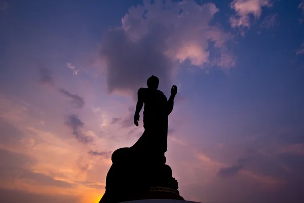 Boeddha standbeeld silhouet over zonsondergang — Stockfoto