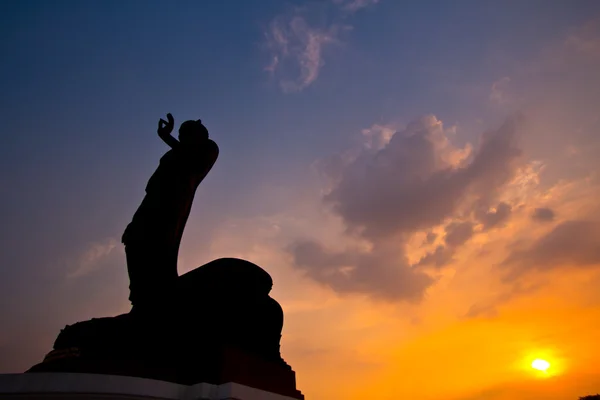Силуэт статуи Будды над закатом — стоковое фото