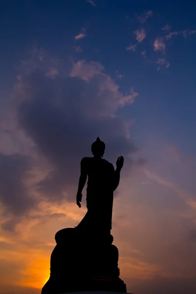 Statua di Buddha sagoma sopra il tramonto — Foto Stock