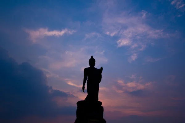 Sílhueta de estátua de Buda ao pôr do sol — Fotografia de Stock