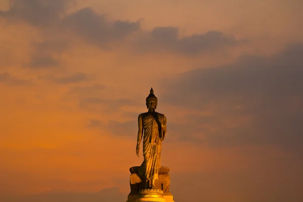 Estatua de Buda silueta sobre puesta de sol — Foto de Stock