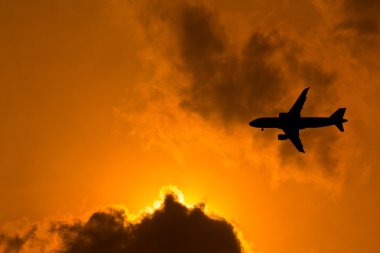 Gökyüzünde uçan uçak