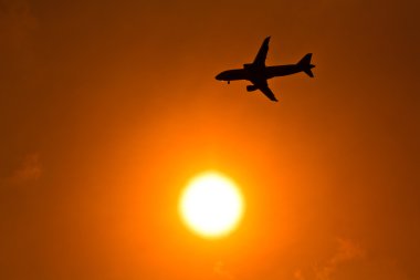 Gökyüzünde uçan uçak