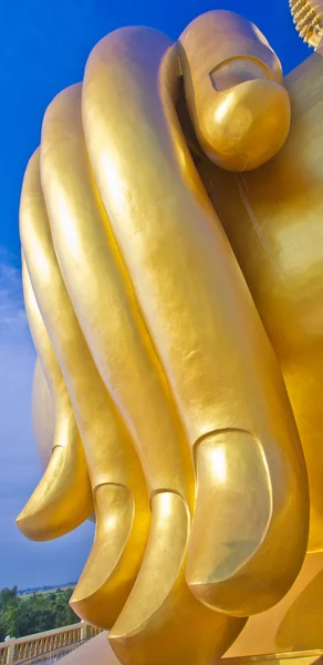 Gyllene buddha hand. — Stockfoto