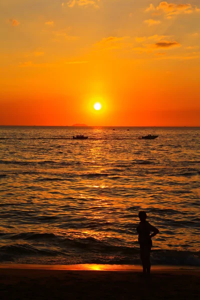 Pôr-do-sol praia tailandesa — Fotografia de Stock