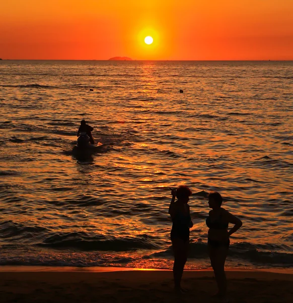 Sonnenuntergang am Strand von Thailand — Stockfoto