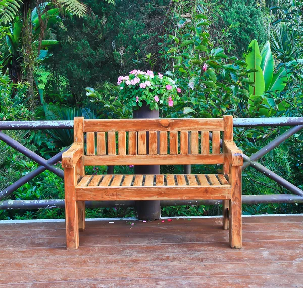 Wooden bench in garden. — Stock Photo, Image