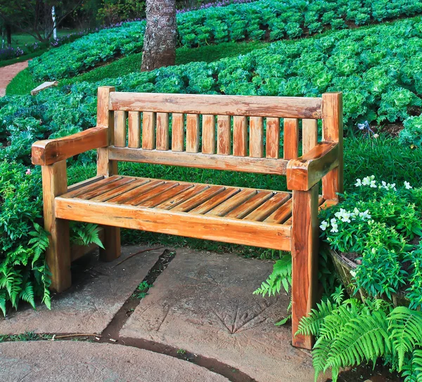 庭の木製ベンチ. — ストック写真