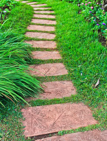 Chemin de pierre dans le parc — Photo