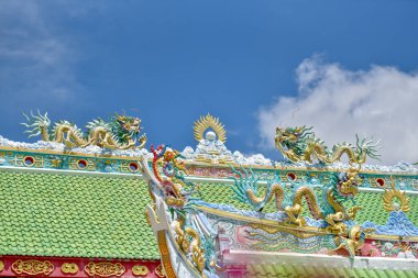 Geleneksel Çin sanat türbesinde bir ejderha heykeli