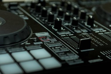 Ses kaydedicinin bir parçası, ses karıştırıcı.