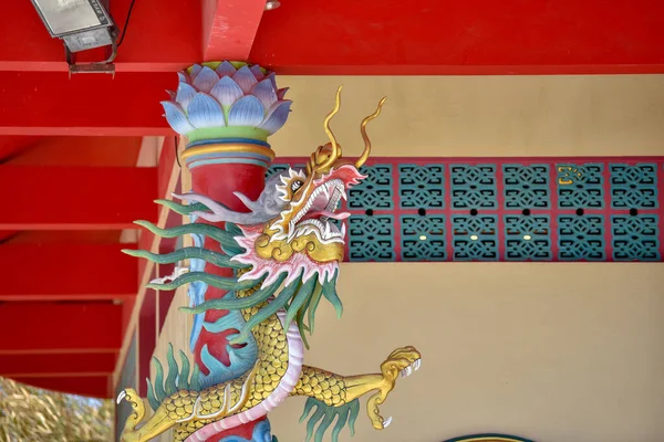 Een Draak Standbeeld Een Chinees Traditioneel Kunst Heiligdom — Stockfoto