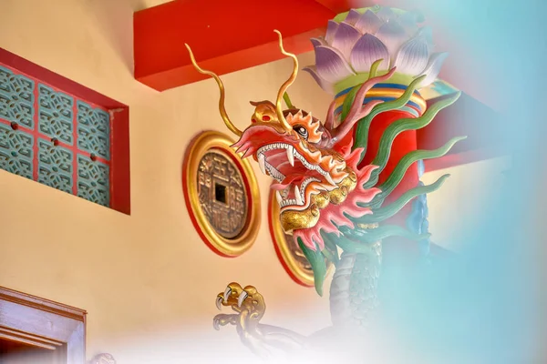 Eine Drachenstatue Einem Traditionellen Chinesischen Kunstschrein — Stockfoto