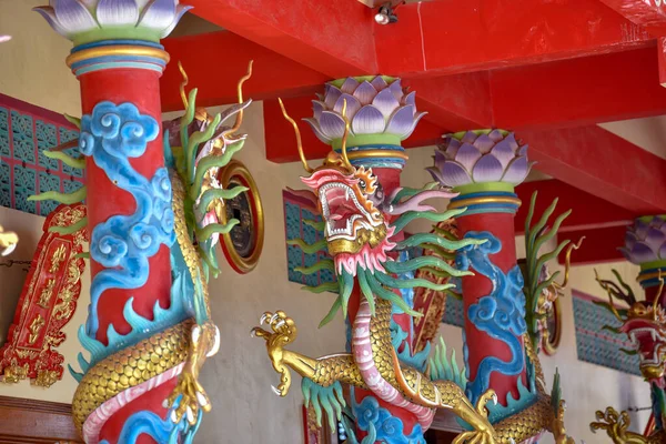 中国の伝統芸能である神社の龍像 — ストック写真
