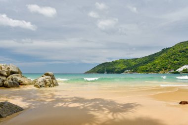 Sahilde güzel dalgalar, berrak sular, tatilde Andrea Denizi 'ndeki beyaz kumlar Phuket Tayland.