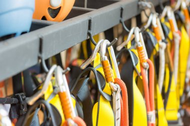 Kasklı makara ve karabinalı profesyonel tırmanma ekipmanları.