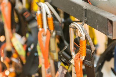 Kasklı makara ve karabinalı profesyonel tırmanma ekipmanları.